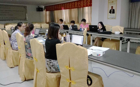  各家的客服美女真是巾幗不讓須眉啊，學(xué)習(xí)工作兩不誤